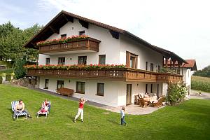Wohnhaus mit Balkon im Winter